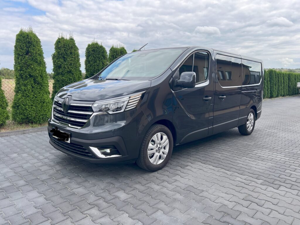 Wnętrze busa Renault Trafic – przestronne siedzenia dla 9 osób
