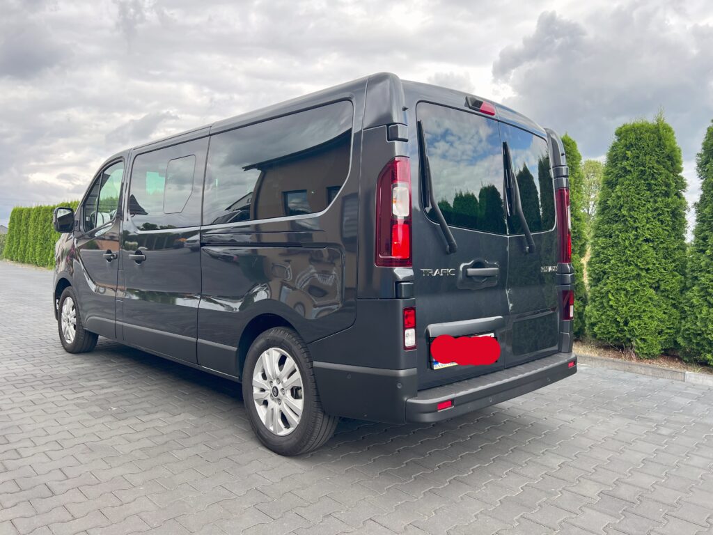 Renault Trafic do wynajęcia w Busko-Zdroju – widok z boku