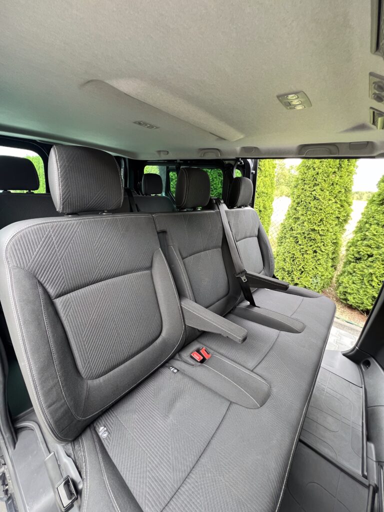 Deska rozdzielcza i kabina kierowcy busa Renault Trafic